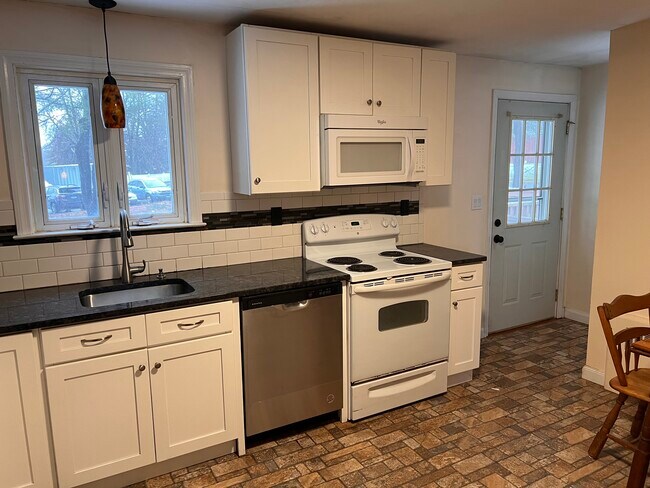 Building Photo - 46 Valley View Dr