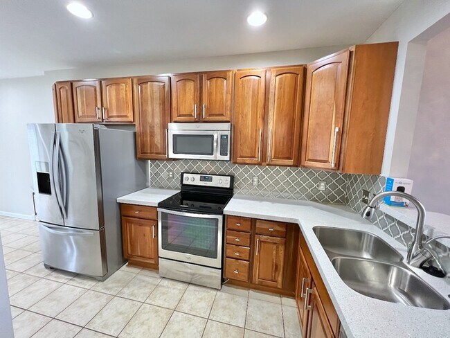 Building Photo - Luxurious End Unit Townhome!