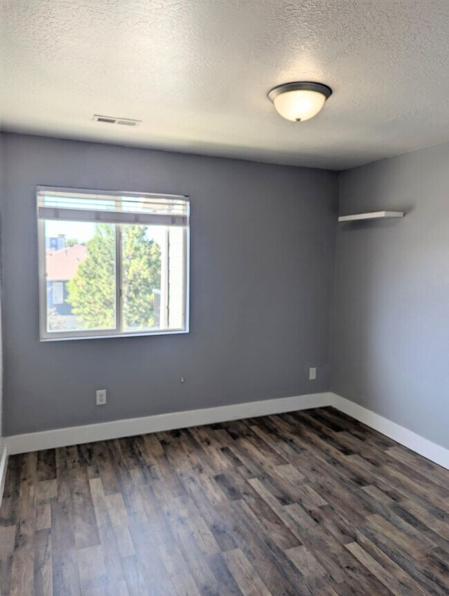 Building Photo - Beautiful 3 Bedroom Condo in Sandy!