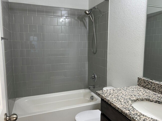 Foto del edificio - 3-Bedroom Home with Spacious Open Loft for...
