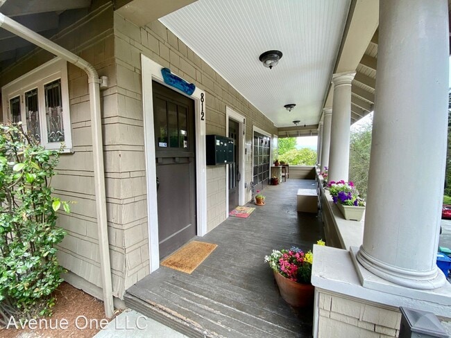 Building Photo - 812 E Gwinn Pl