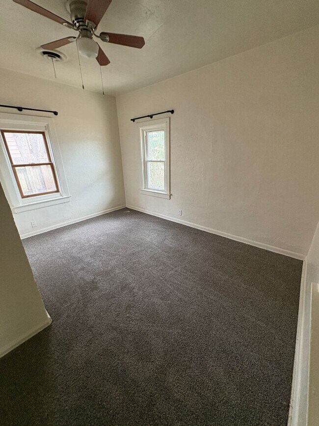 Foto del edificio - Two Bedroom Single Family Home With Detach...