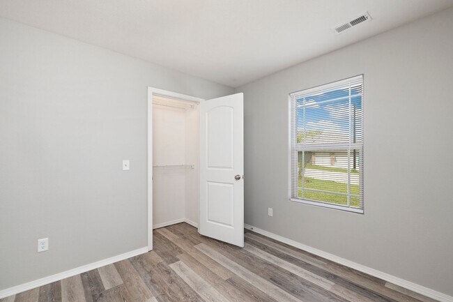 Foto del edificio - 3 Bedroom Home in Monte Cristo Neighborhood