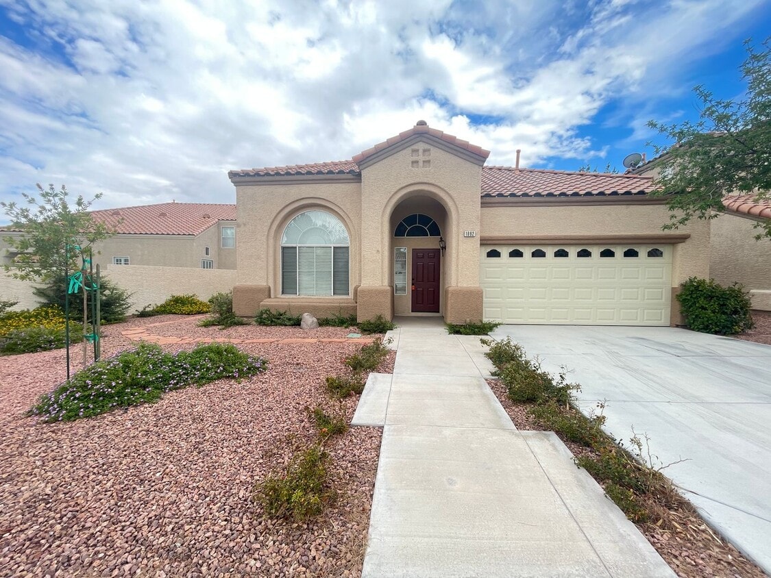 Primary Photo - Gorgeous 2-story home in the Green Valley ...