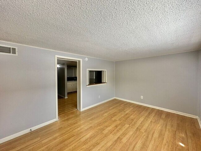 Foto del edificio - 1 Bed 1 Bath at Broadway Apartments! All B...