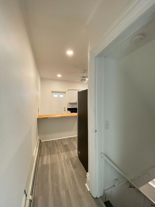 Foto del edificio - Fully Renovated 2 Bed, 1 Bath w/ Bonus Roo...