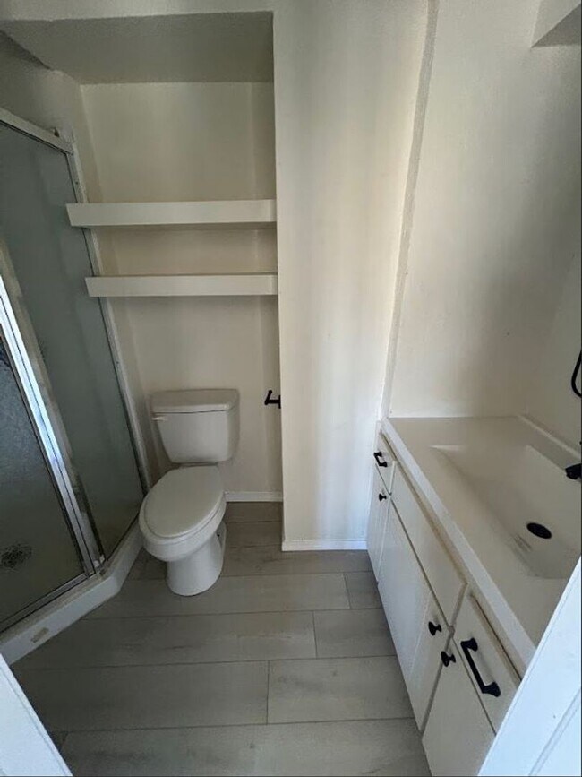 Building Photo - 5 Bedroom Duplex!!