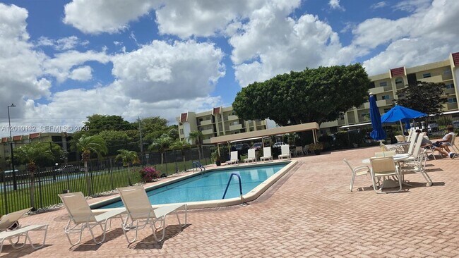 Foto del edificio - 23305 Barwood Ln N