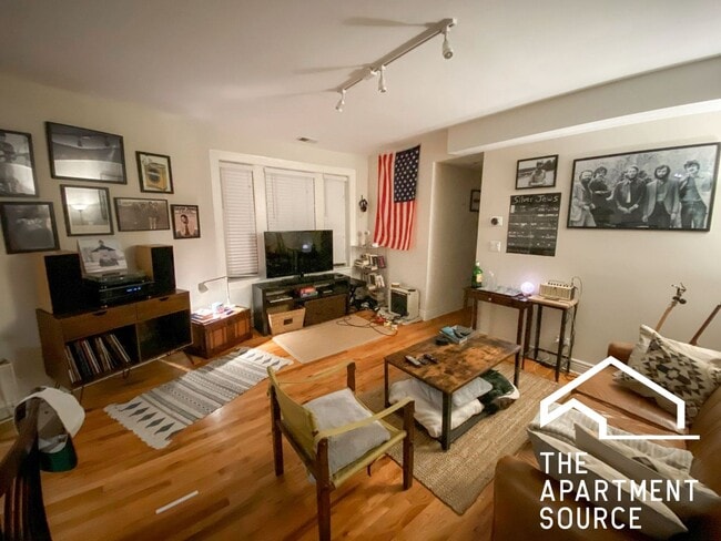 Building Photo - 2227 W Wilson Ave