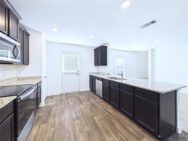 Building Photo - 525 Riverdale Dr