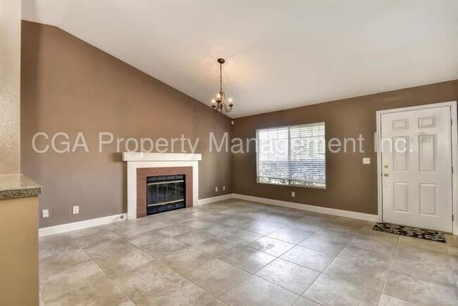 Building Photo - Beautiful 3 Bedroom 2 Bathroom Home in Ros...