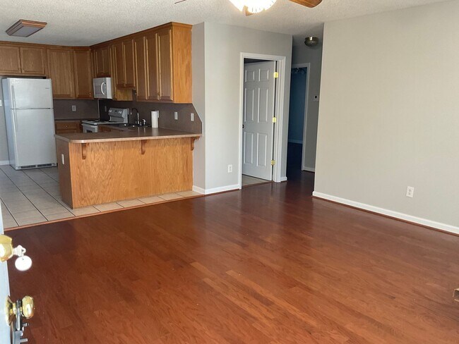 Building Photo - Duplex with 2 bedrooms, 1 bath