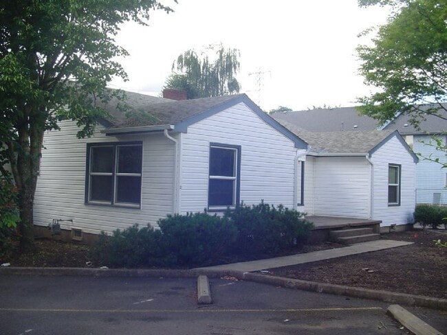 Foto del edificio - West Springfield near Autzen large home with basement