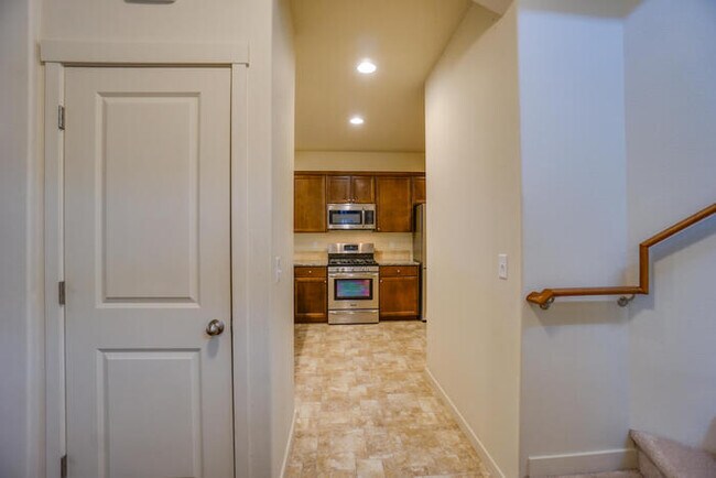 Building Photo - THREE BEDROOM HOUSE