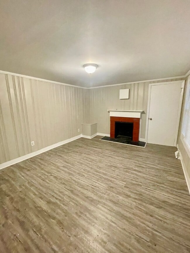 Foto del edificio - Welcome to this newly renovated, a charming 3-bedroom, 1-bathroom home located in the vibrant cit...