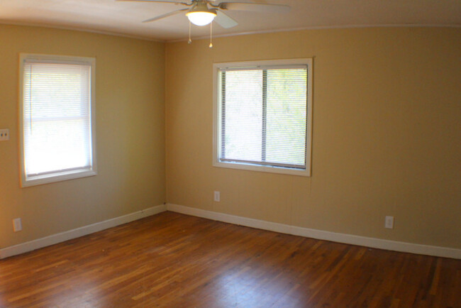 Building Photo - One bed one bath apartment