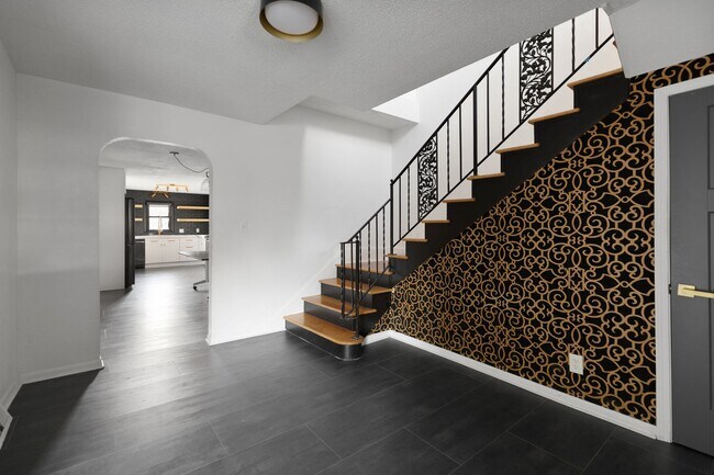 Foto del edificio - Pendleton Heights 4BR—Updated Historic Charm + Modern Comforts | 2,300 sq ft