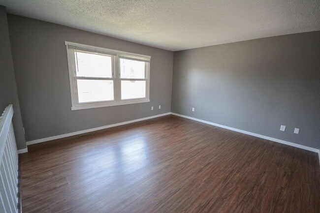 Foto del edificio - Pet friendly home in Country Club Manor w/fenced yard!