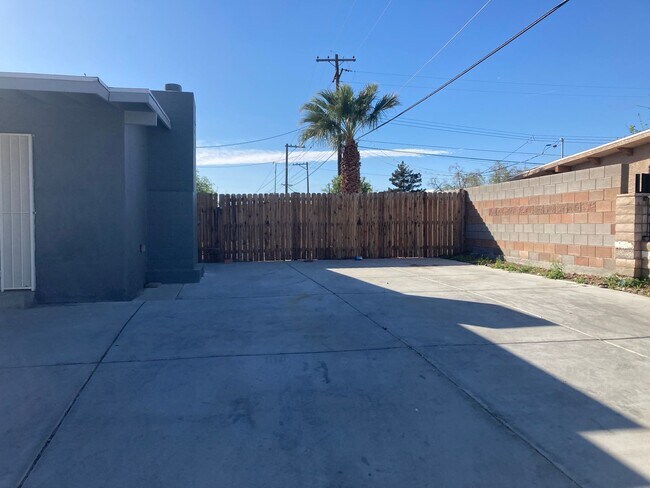 Building Photo - Large corner lot with 2 bedroom single sto...