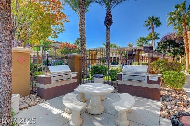 Foto del edificio - 950 Seven Hills Dr