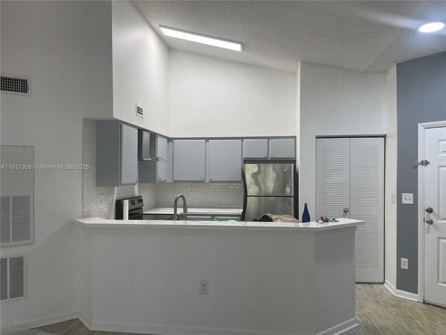 Building Photo - 2550 SW 18th Terrace