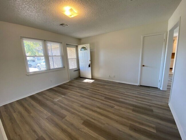 Building Photo - Charming House w/  Fresh Paint & Newer Pla...