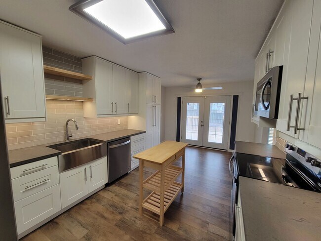 Building Photo - Fully upgraded 3 bedroom 2 bath home in Ma...