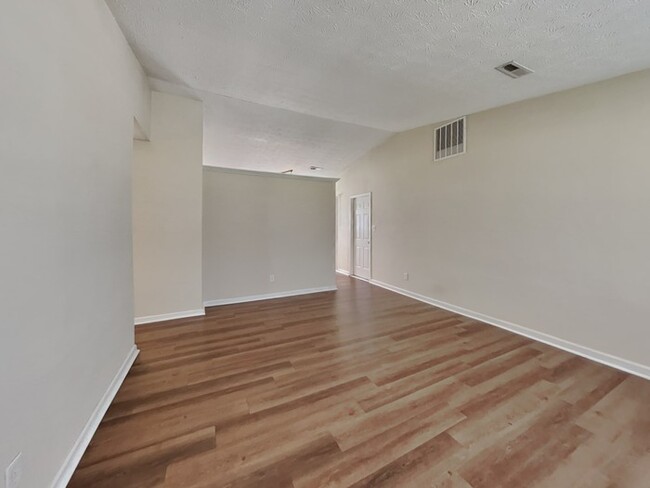 Building Photo - 3 bed 2 bath with a HUGE backyard!