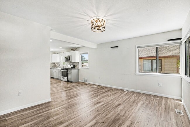Foto del edificio - Updated House Available in Westwood-4 bedroom 2 bathroom!
