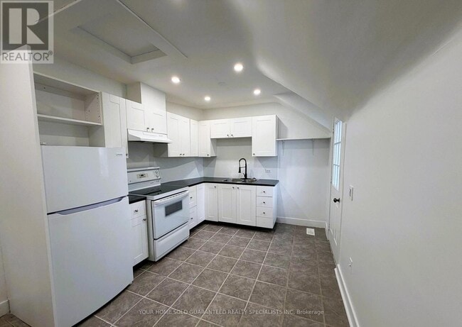 Building Photo - 98 Wellington St E