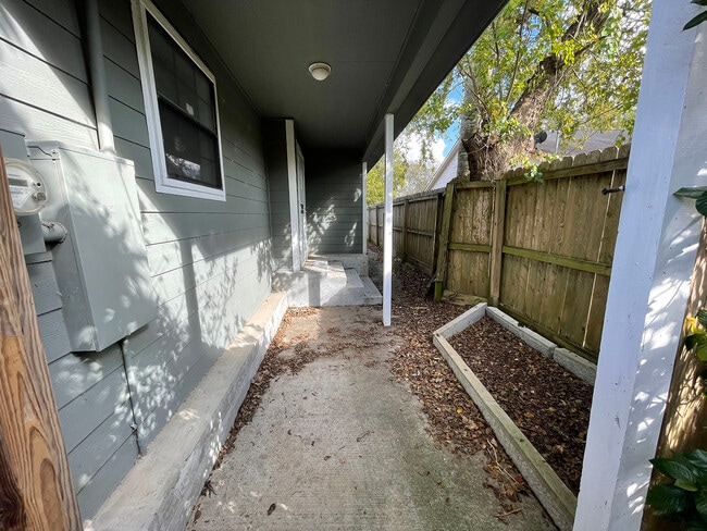 Building Photo - 10424 Burden St