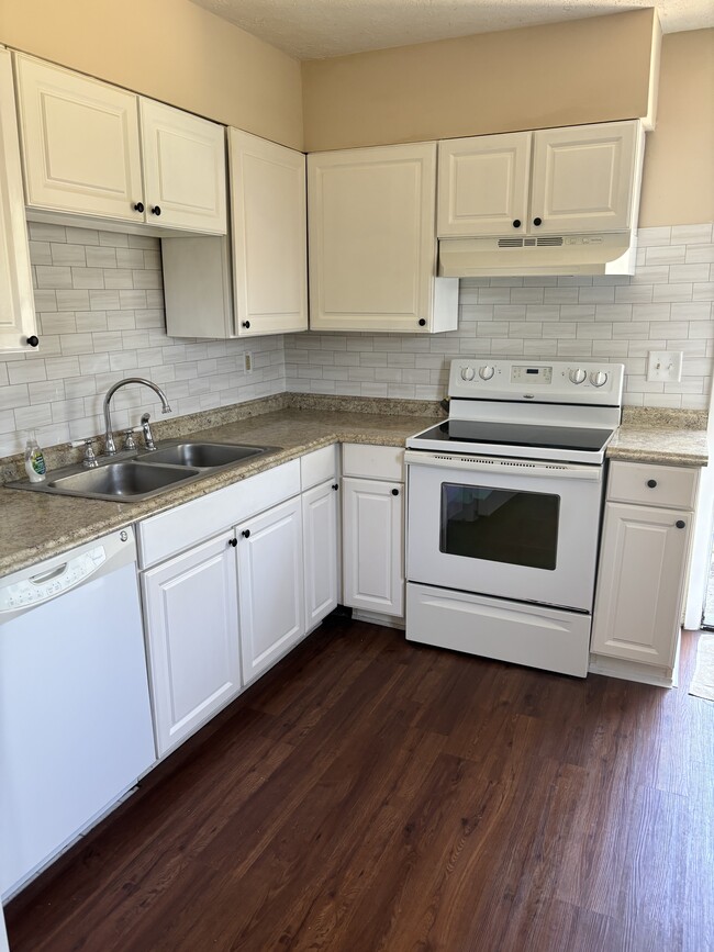 Foto del edificio - 3327 Turkeyfoot Rd