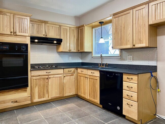 Building Photo - Rare 4 Bed, 2.5 Bath Home in Del City