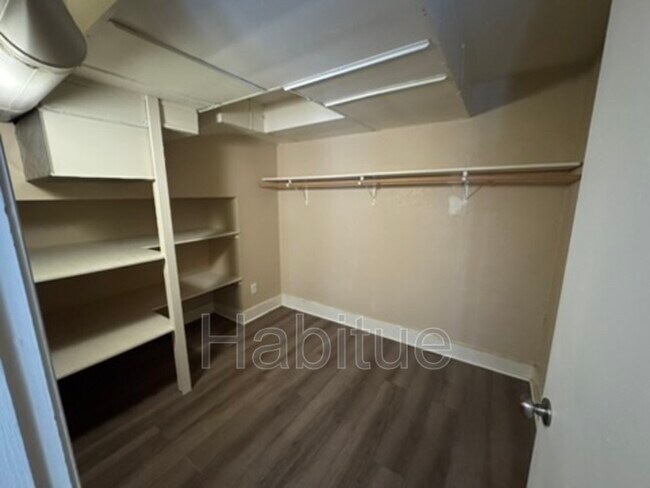 Building Photo - 1302 W Hays St