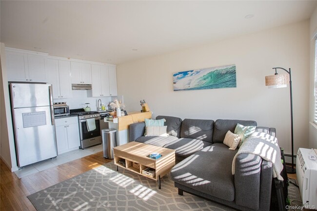 Building Photo - 765 Shore Rd