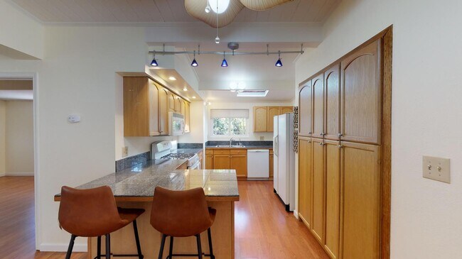 Foto del edificio - Room in 4 Bedroom Home at 921 Lakebird Dr