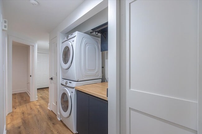 Foto del edificio - 1732 W Beach Ave