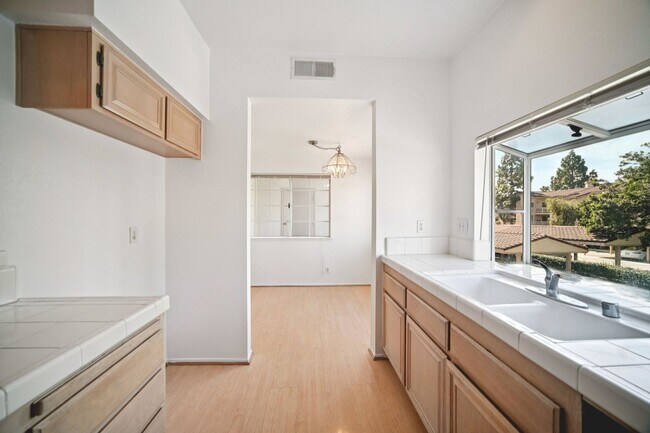 Foto del edificio - Spacious Townhome Located in the Highly Desirable Shadow Ridge Community of Oak Park