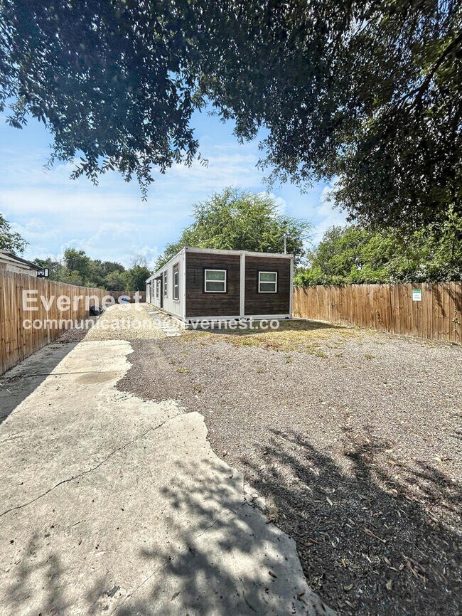 Foto del edificio - 1404 Rivas St