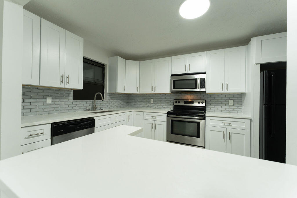 Primary Photo - 1181 SW Sarto Ln