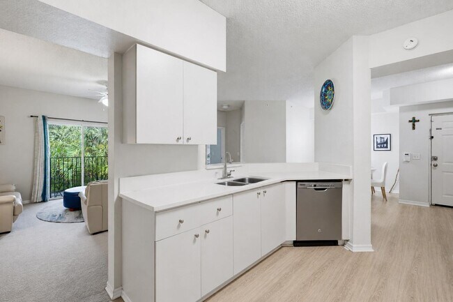Foto del edificio - 350 Crestwood Cir
