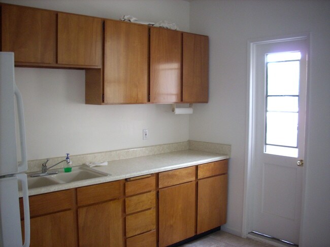 Cocina - 8264 Norton Ave