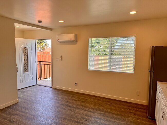 Living area/Front door - 1031 Beverly St