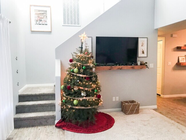 Foto del edificio - 3 bedroom, 2 bath townhome, end unit, great location!
