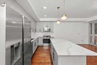 Building Photo - 744 W Fullerton Ave