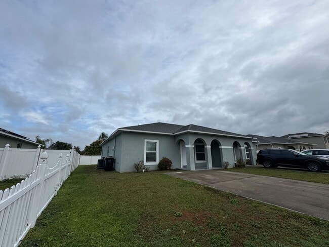 Building Photo - GORGEOUS, 3/2 Ready for Move-in!