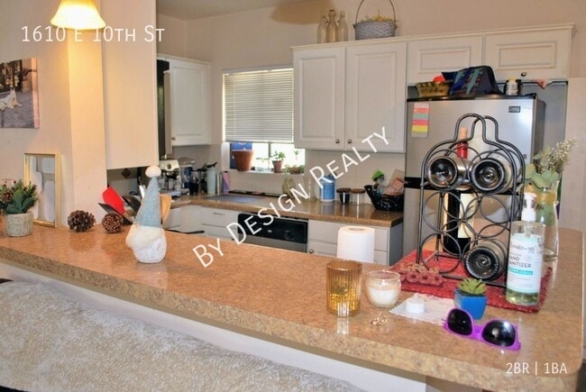 Building Photo - Updated 2 Bedroom 1 Bath - Quick Walk/Bike...