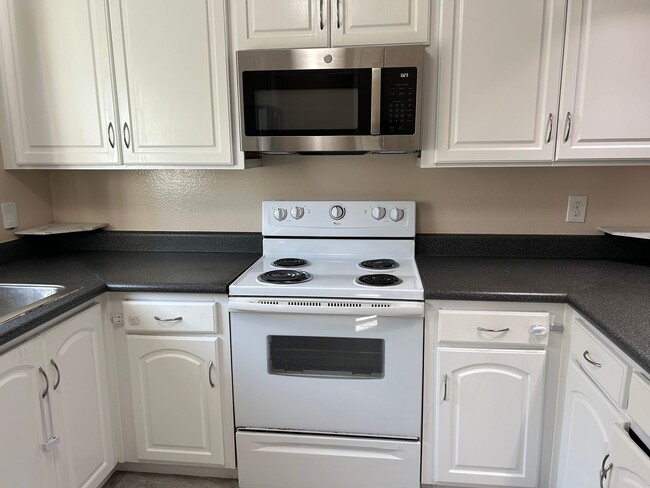 Building Photo - Welcome to your dream home in Hayward