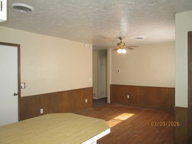Building Photo - HOUSE - 3 bedrooms, 2 bathrooms, single car garage