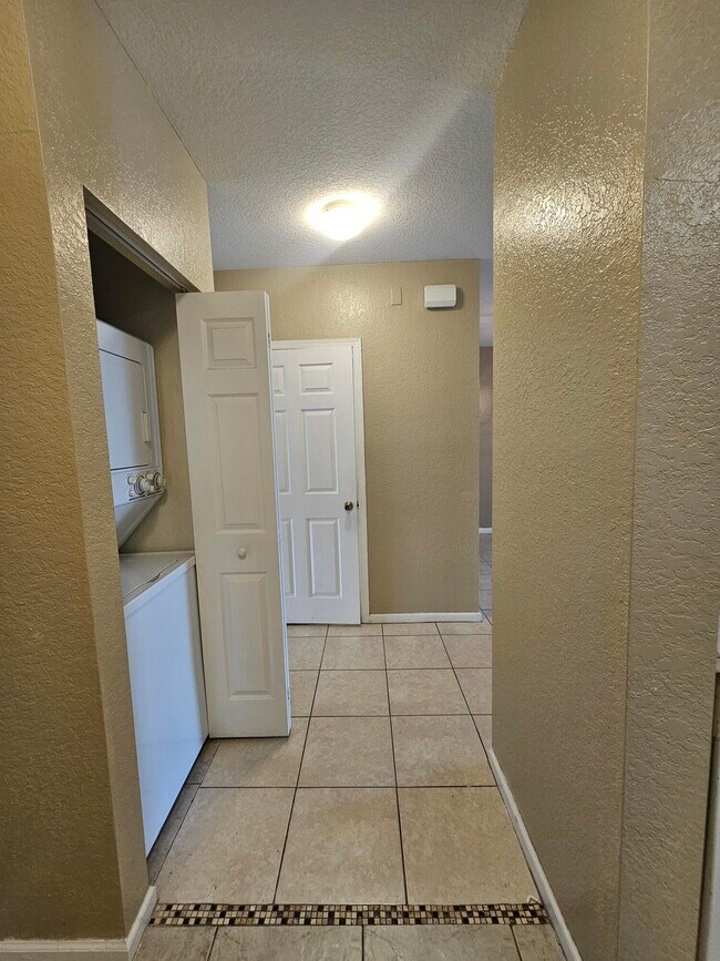 Building Photo - 1157 Golden Lakes Blvd